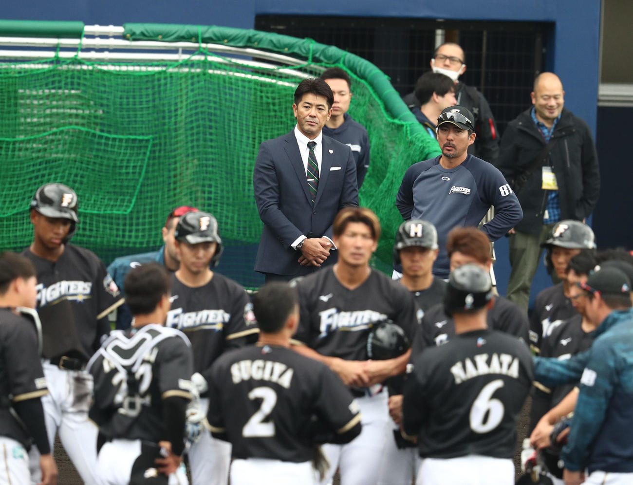日本ハムのキャンプ地を訪れた日本代表稲葉監督。右は小笠原ヘッドコーチ（撮影・黒川智章）