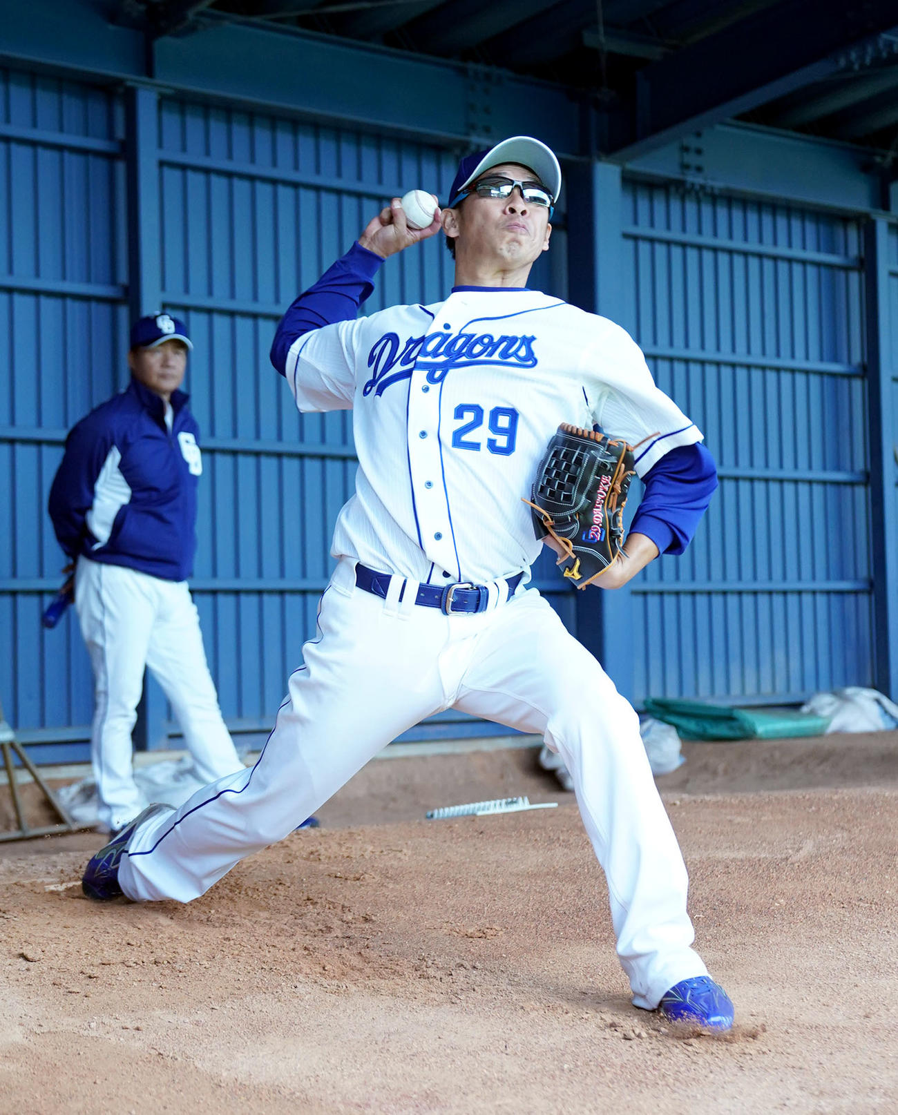 ブルペンで投球練習をする中日山井。後方は与田監督（1日撮影）