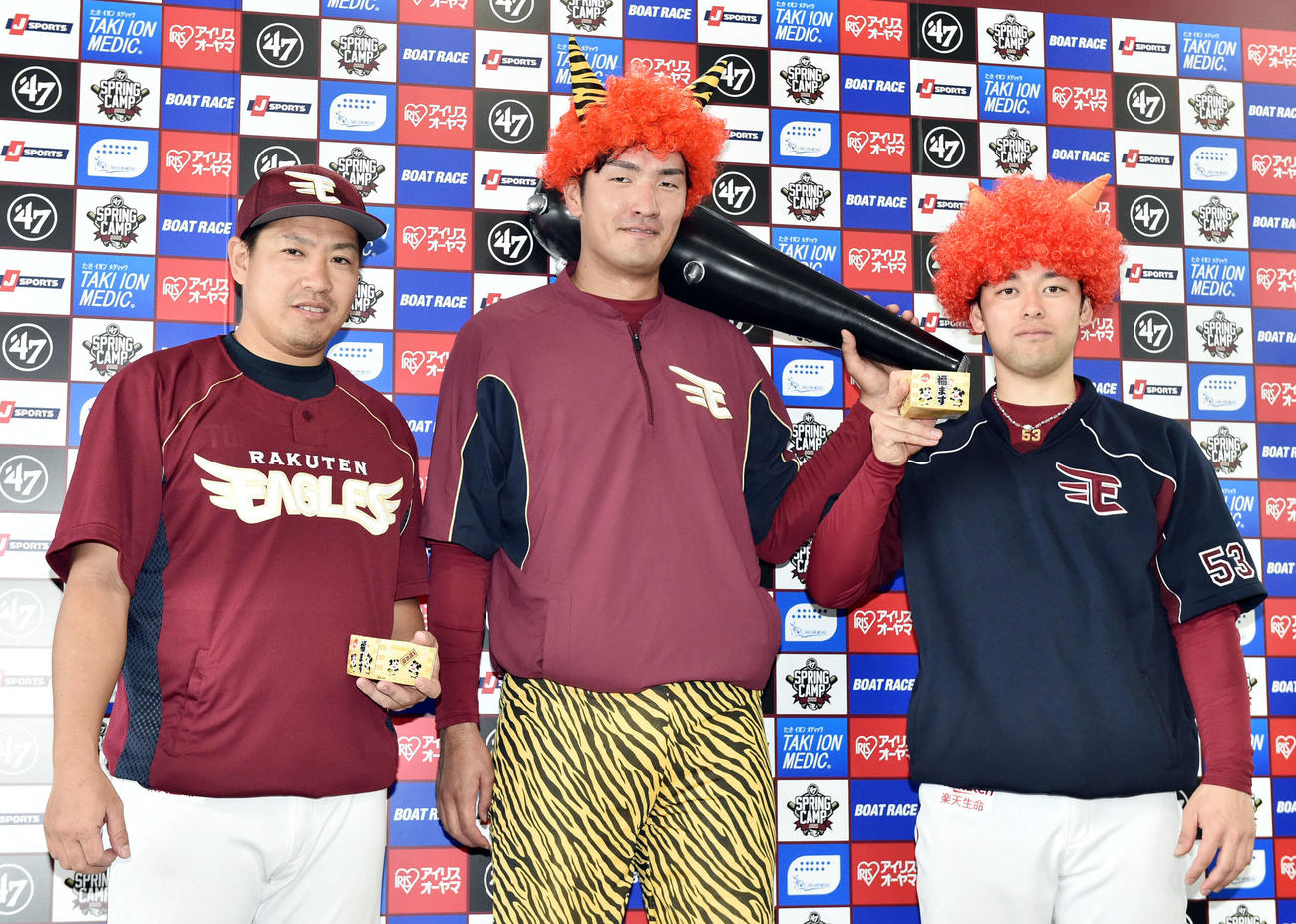 鬼役の楽天弓削（中央）に豆を投げつけた牧田（左）と高梨（撮影・滝沢徹郎）