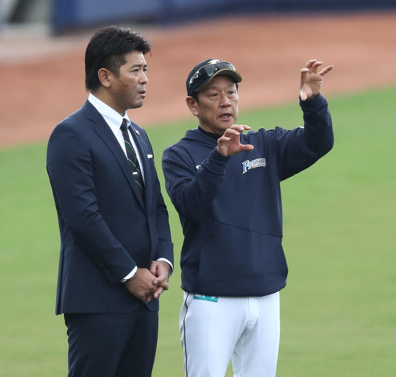 日本ハムのキャンプ地を訪れ栗山監督（右）と話す日本代表稲葉監督（撮影・黒川智章）