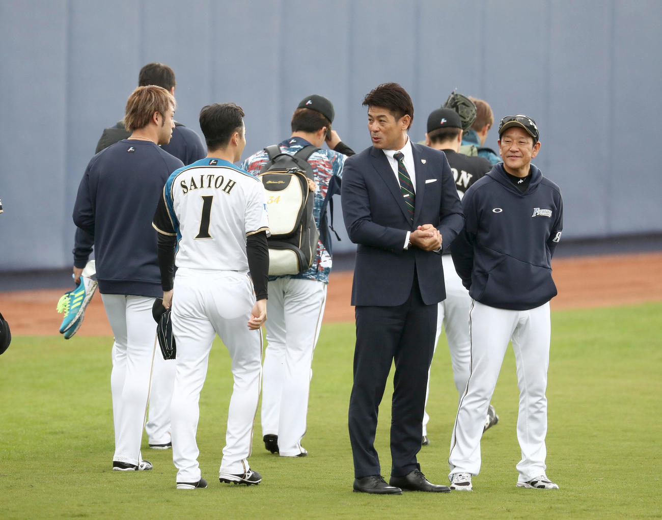 日本ハムのキャンプ地を訪れ選手に声をかける日本代表稲葉監督。右端は栗山監督（撮影・黒川智章）