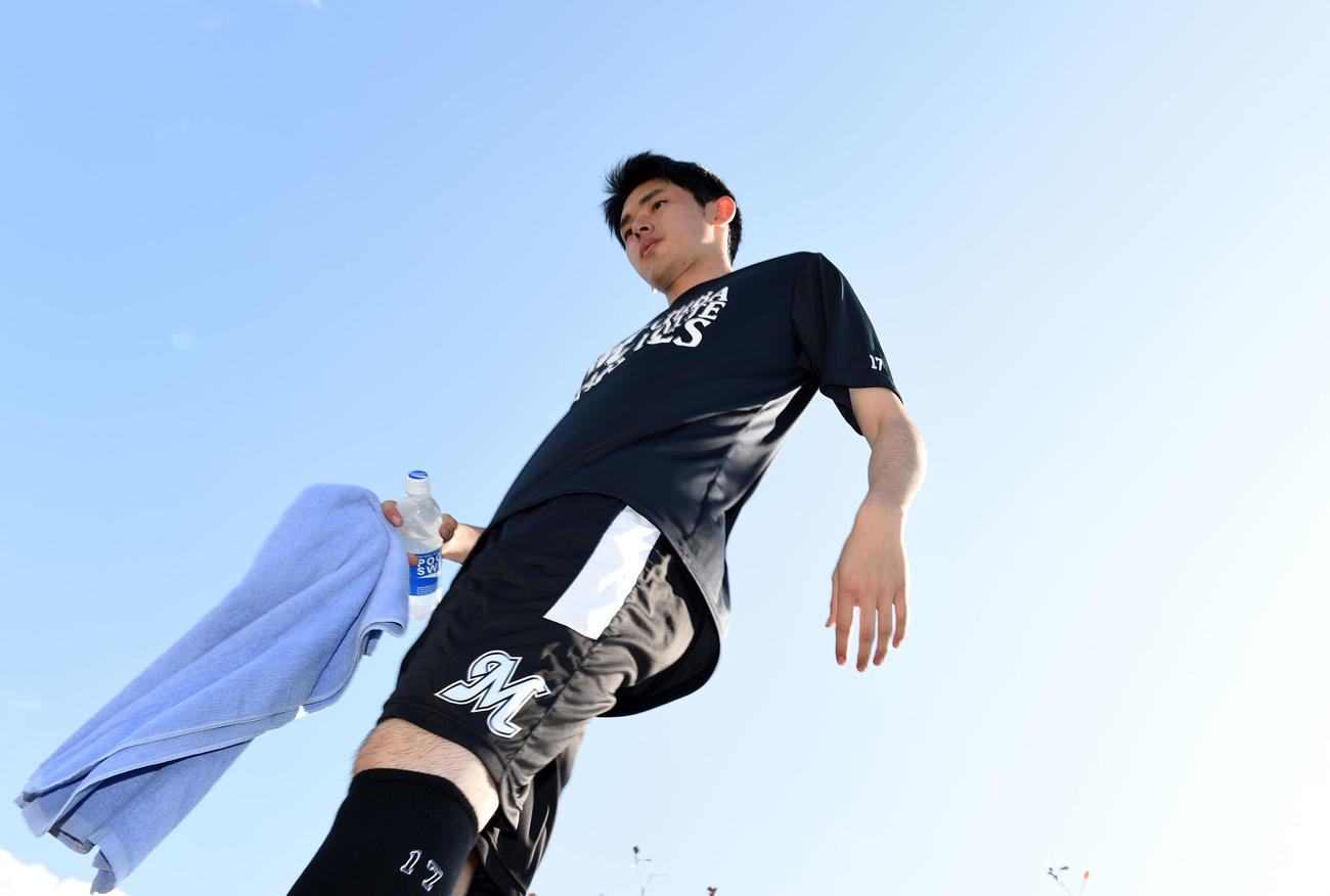 足早に陸上競技場へ向かうロッテ佐々木朗（撮影・横山健太）