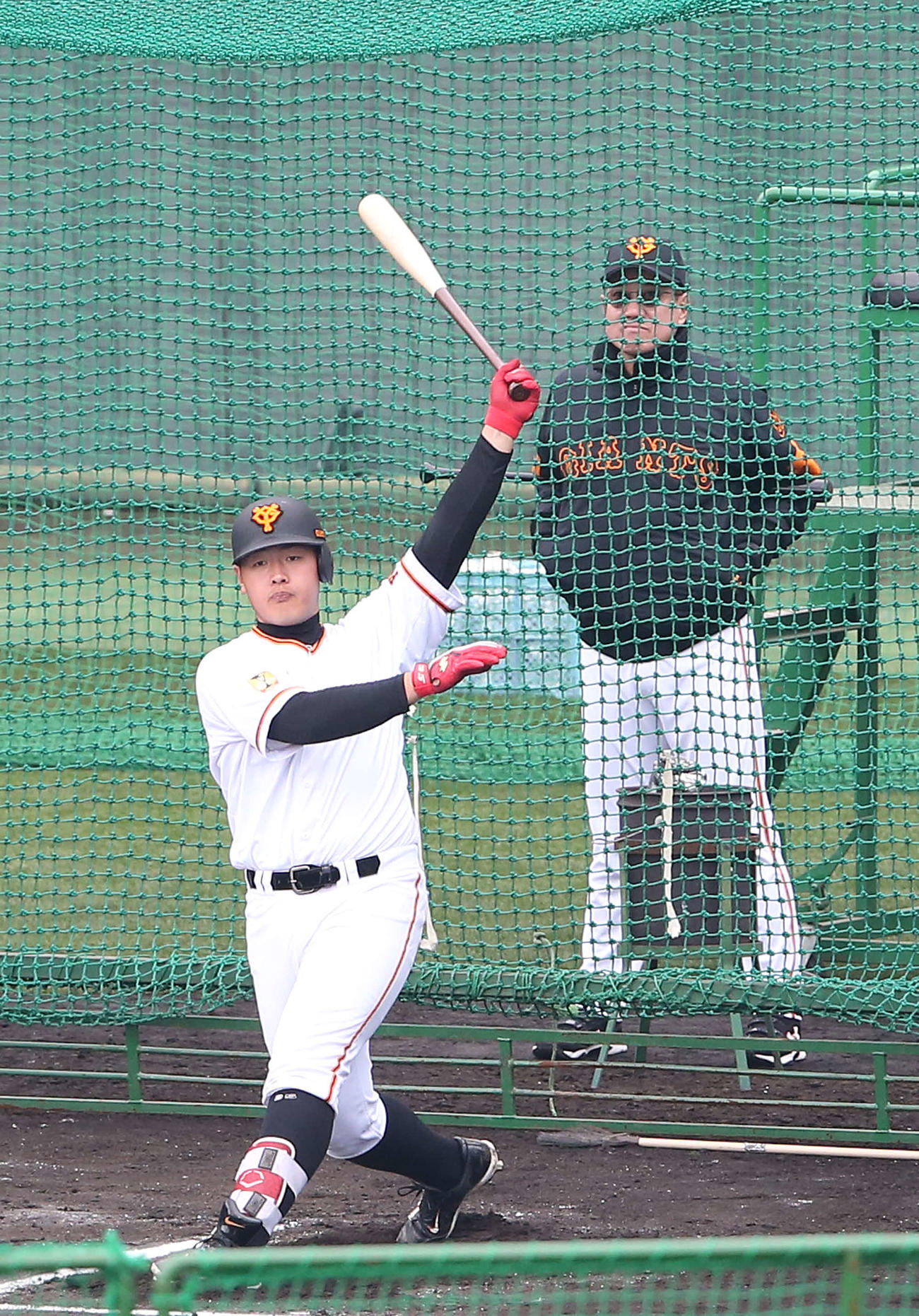 巨人原監督（後方）が見つめる中、フリー打撃で快音を響かせる岡本（撮影・河野匠）