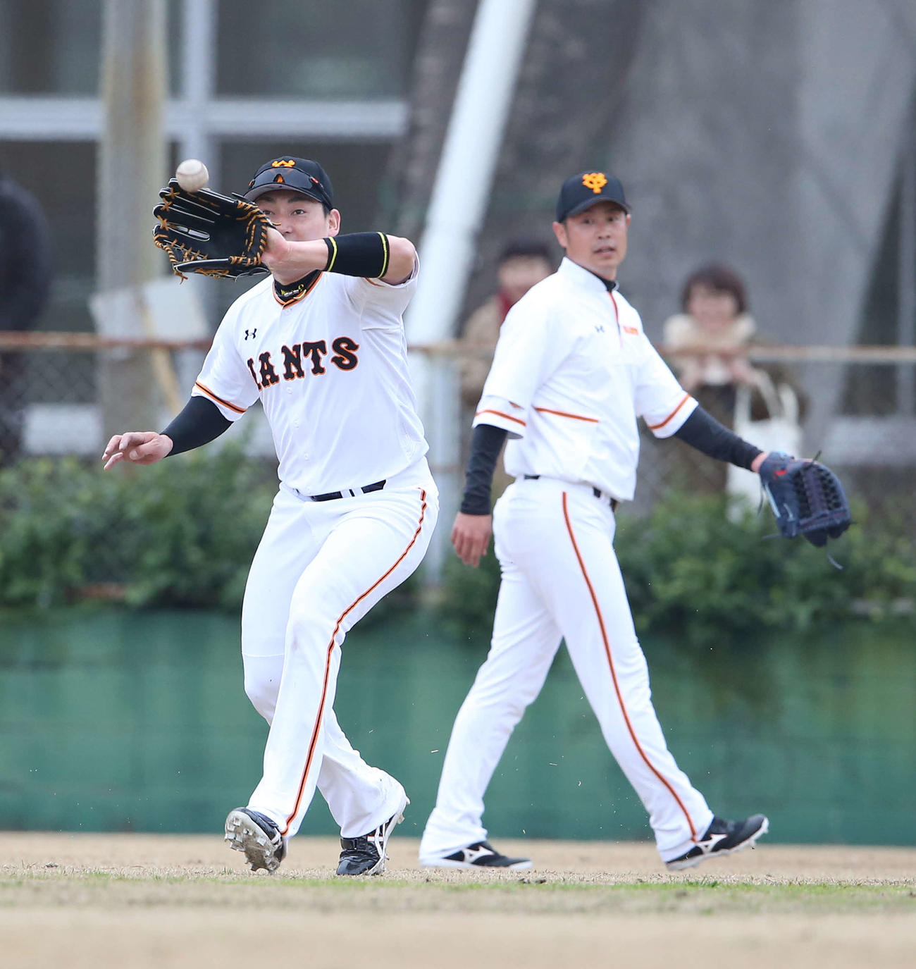 阿部2軍監督のノックを受ける丸（手前）と亀井（撮影・河野匠）