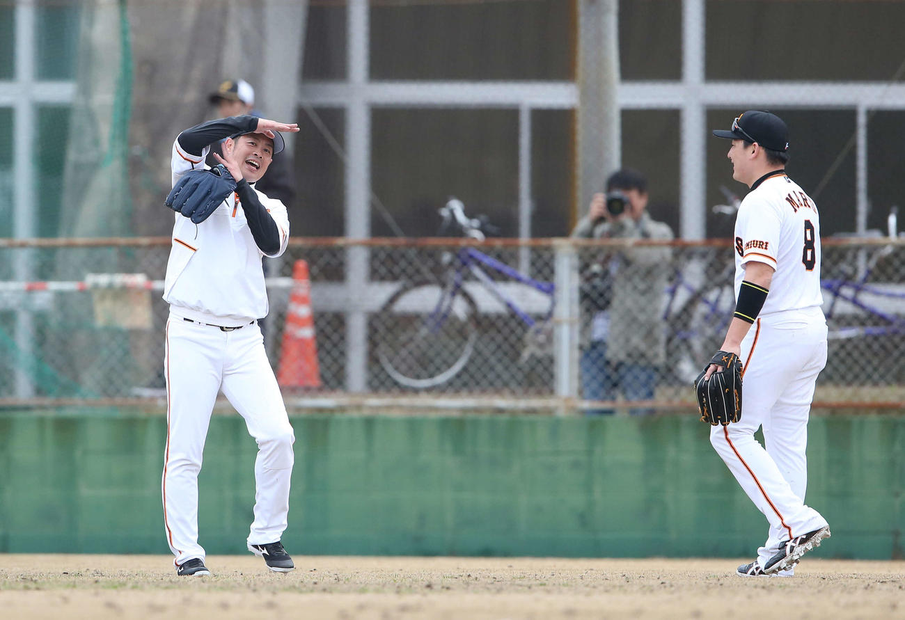 阿部2軍監督のペースの早いノックに思わずタイムを要求する亀井（左）。右は丸（撮影・河野匠）