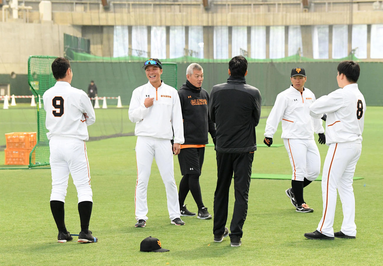 木の花ドームでウォーミングアップ前に談笑する巨人S版の、左から亀井、坂本、炭谷、丸（撮影・加藤諒）