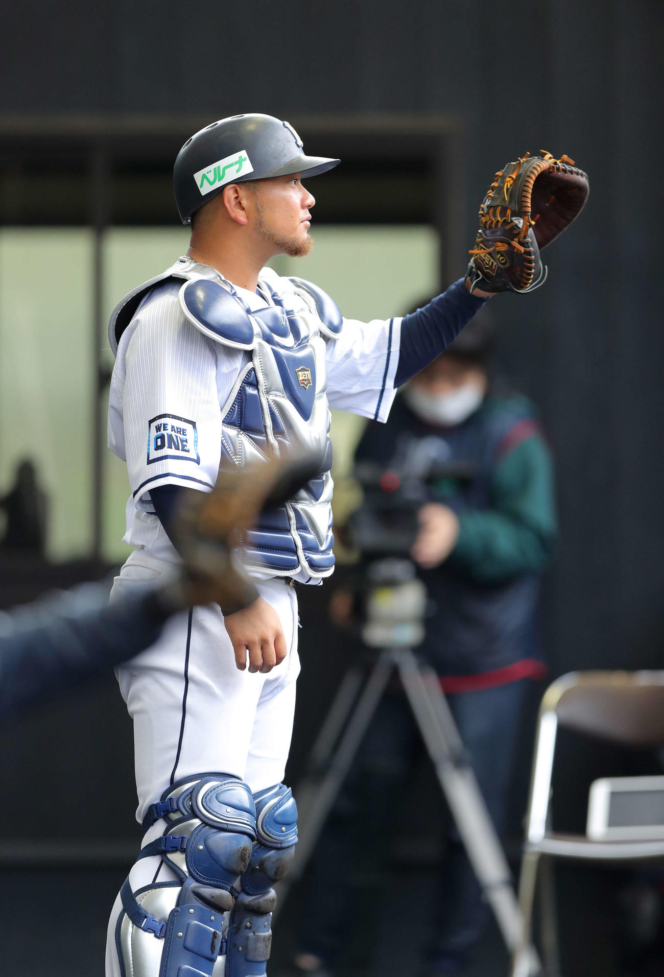 ブルペン入りした西武松坂の球を受ける森（撮影・河田真司）