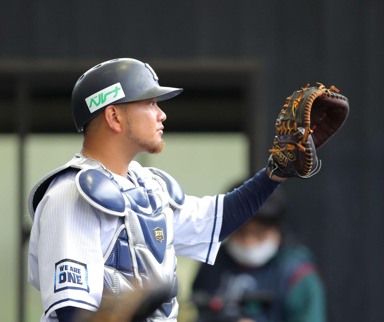 ブルペン入りした西武松坂の球を受ける森（撮影・河田真司）