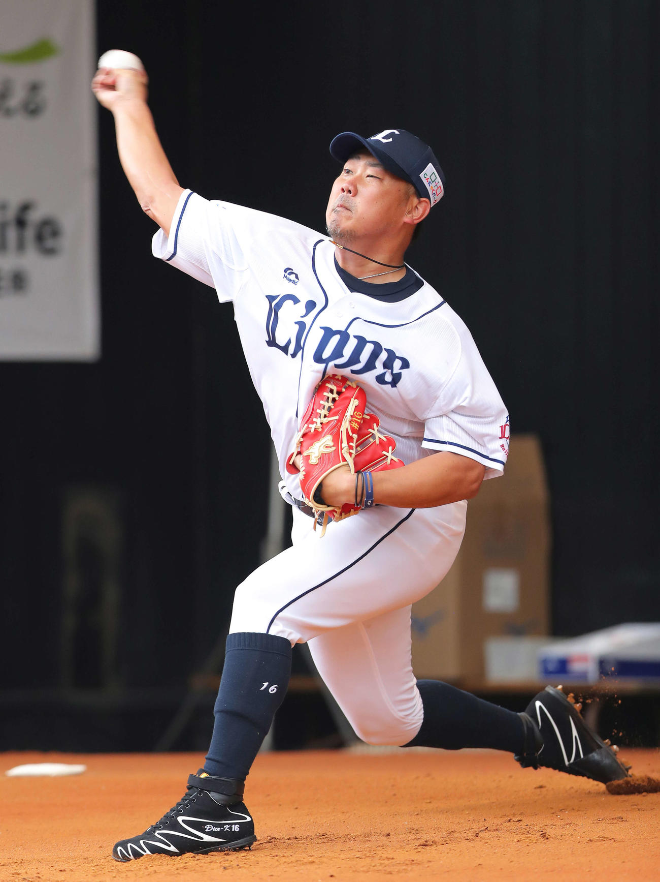 ブルペン投球する西武松坂（撮影・河田真司）