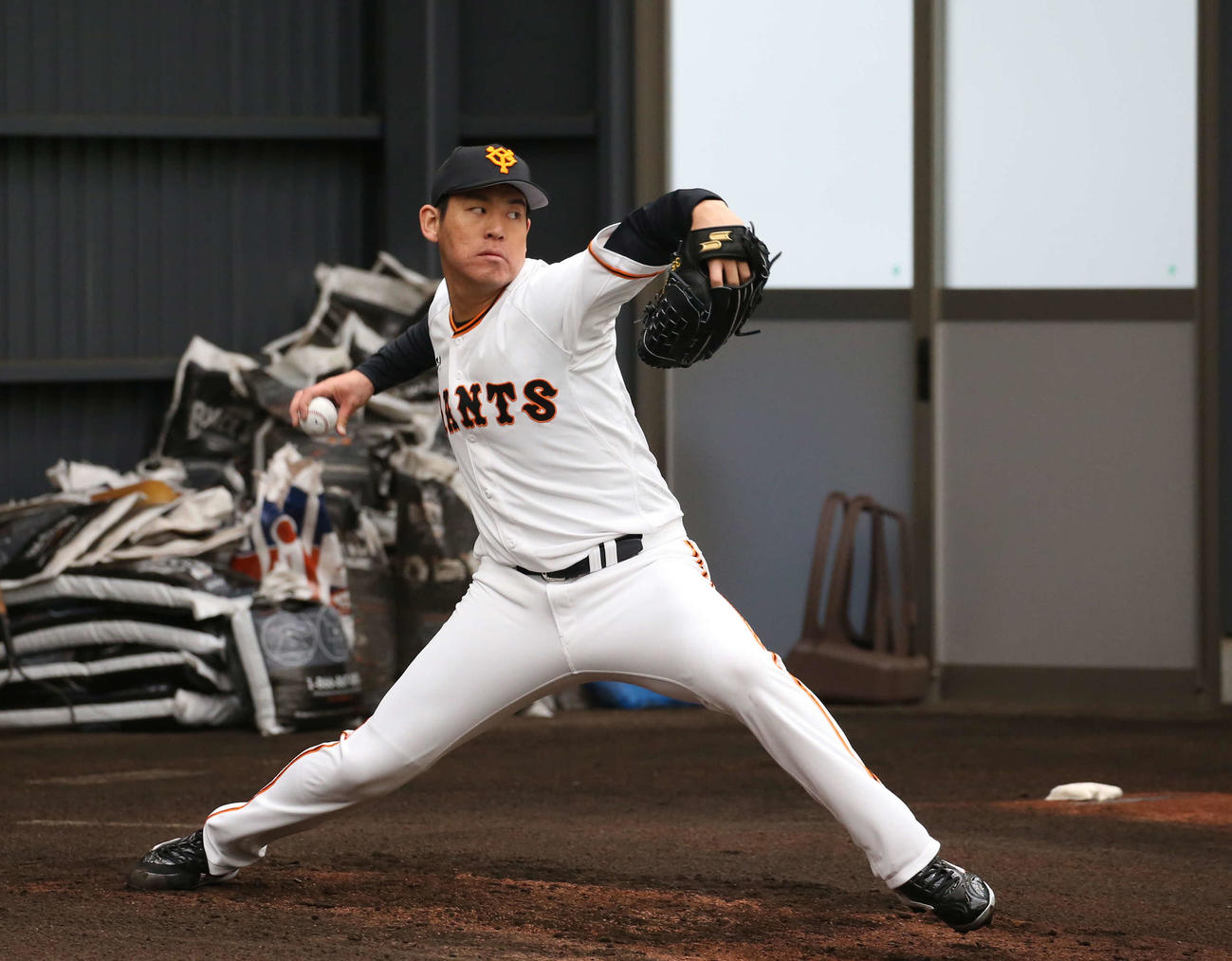 ブルペンで力投する巨人桜井（撮影・河野匠）