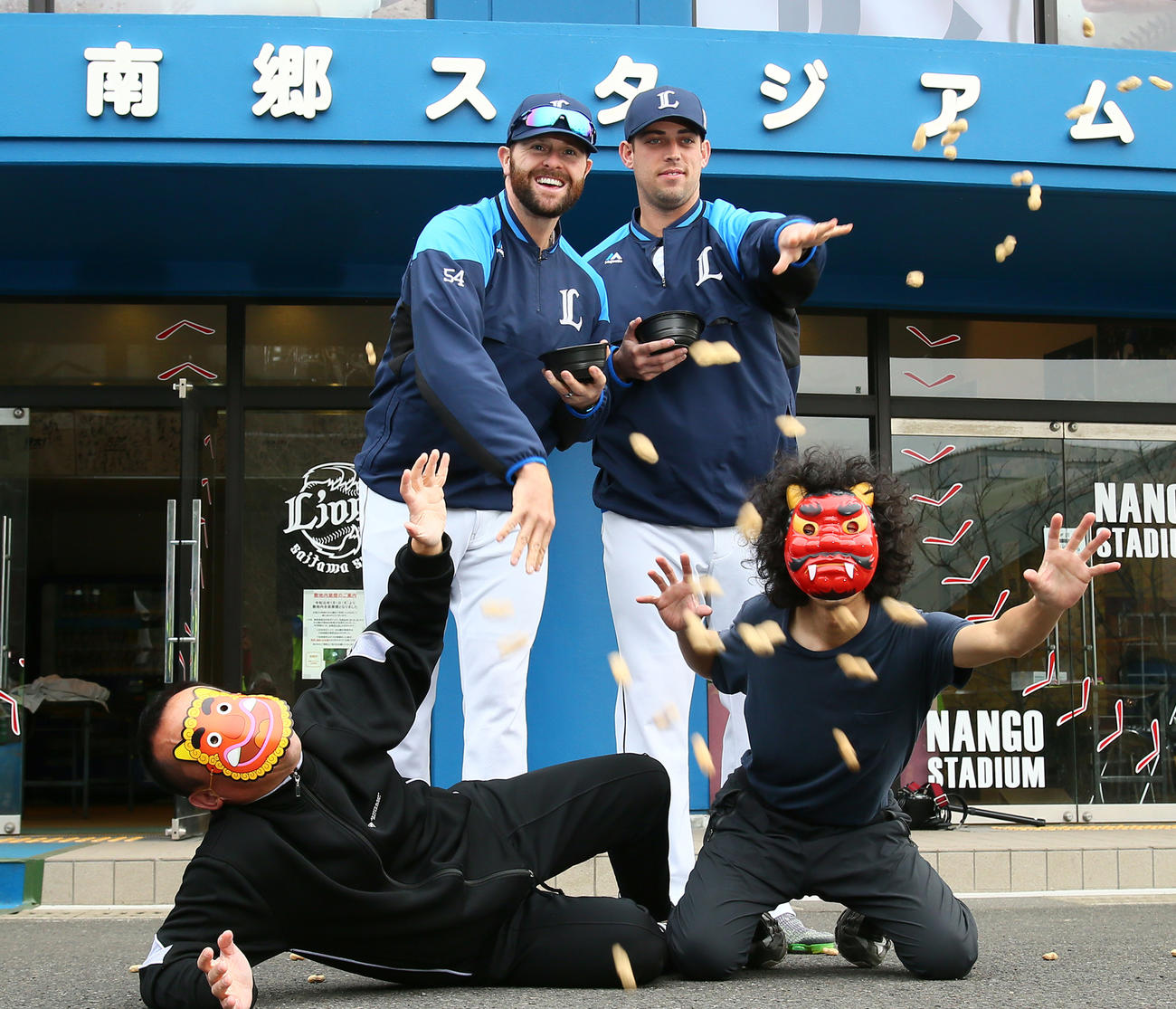 節分の豆まきを行う西武ニール（左）とノリン（撮影・足立雅史）