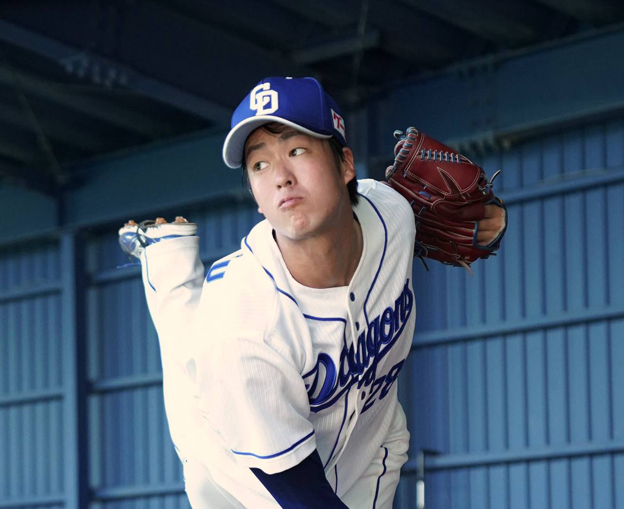 ブルペンで投球練習をする梅津晃大（撮影・森本幸一）