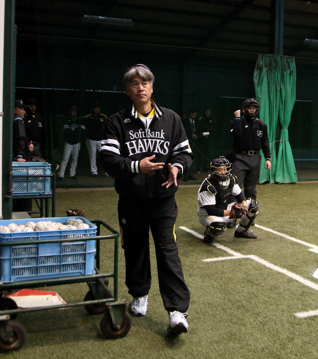 ブルペンを視察する城島球団会長付特別アドバイザー（撮影・栗木一考）