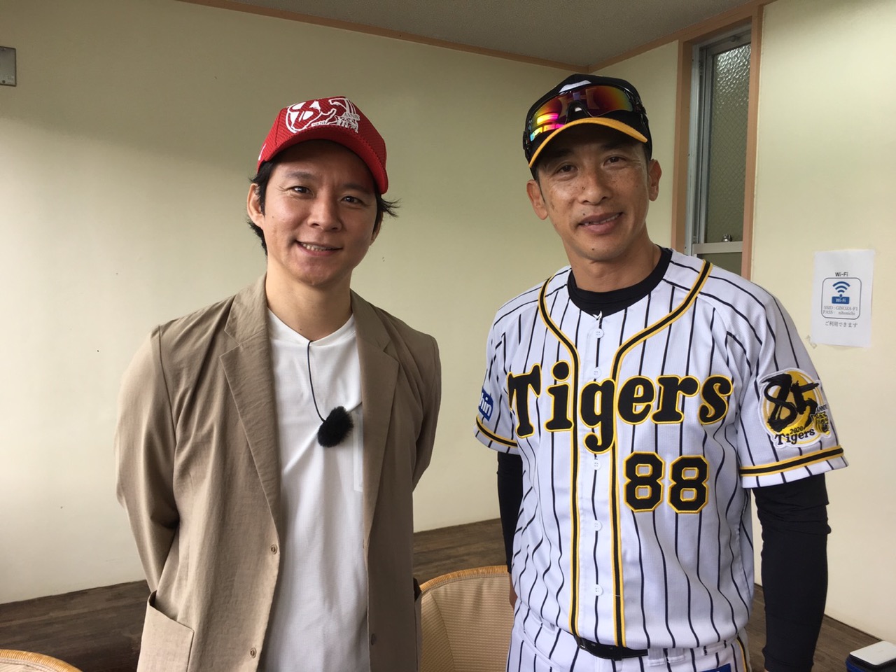 アンジャッシュ渡部（左）はテレビ企画で阪神1軍キャンプを訪れ、矢野監督インタビューも敢行した（テレビ大阪提供）