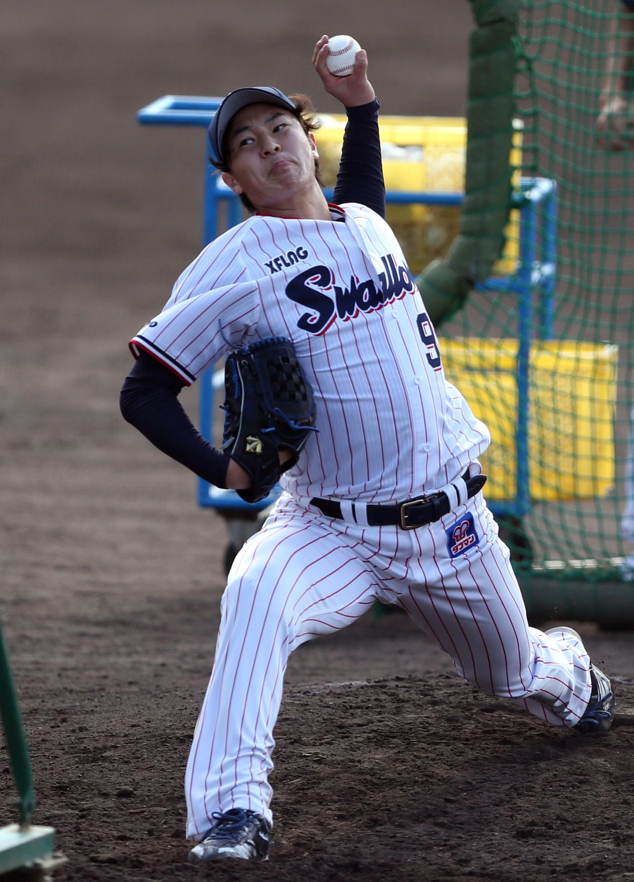 打撃投手を務めるヤクルト長谷川（撮影・狩俣裕三）