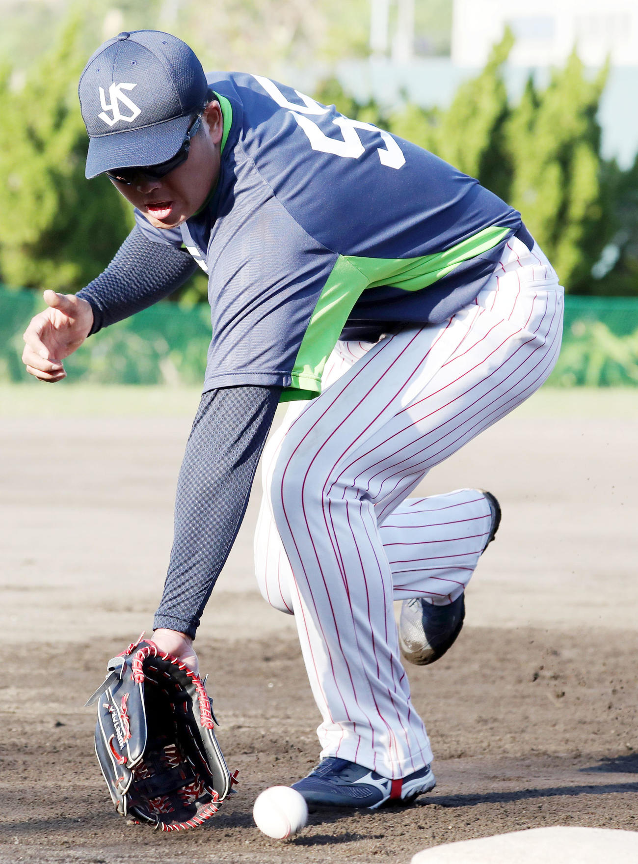 特守で好捕する村上（撮影・狩俣裕三）