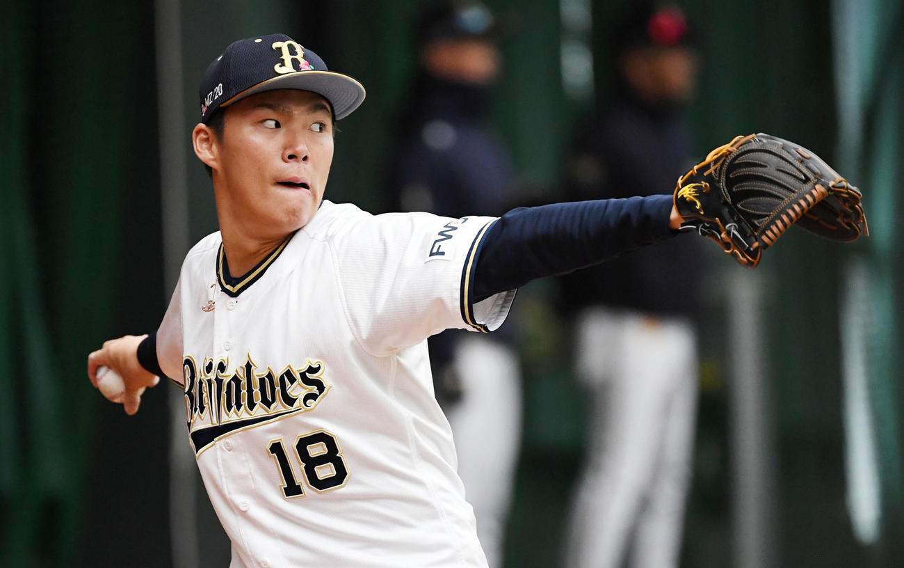 ブルペンで投球練習を行うオリックス山本（撮影・前岡正明）
