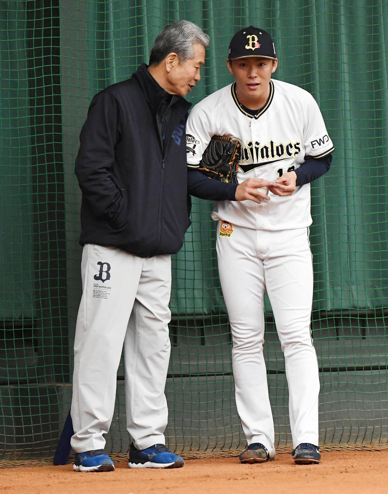 ブルペンで山田臨時コーチ（左）と話すオリックス山本（撮影・前岡正明）