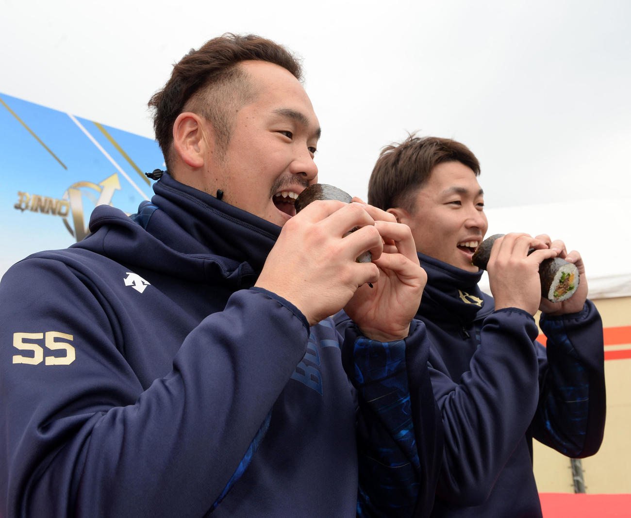 恵方巻きを食べるオリックスT－岡田（左）と安達（撮影・前岡正明）