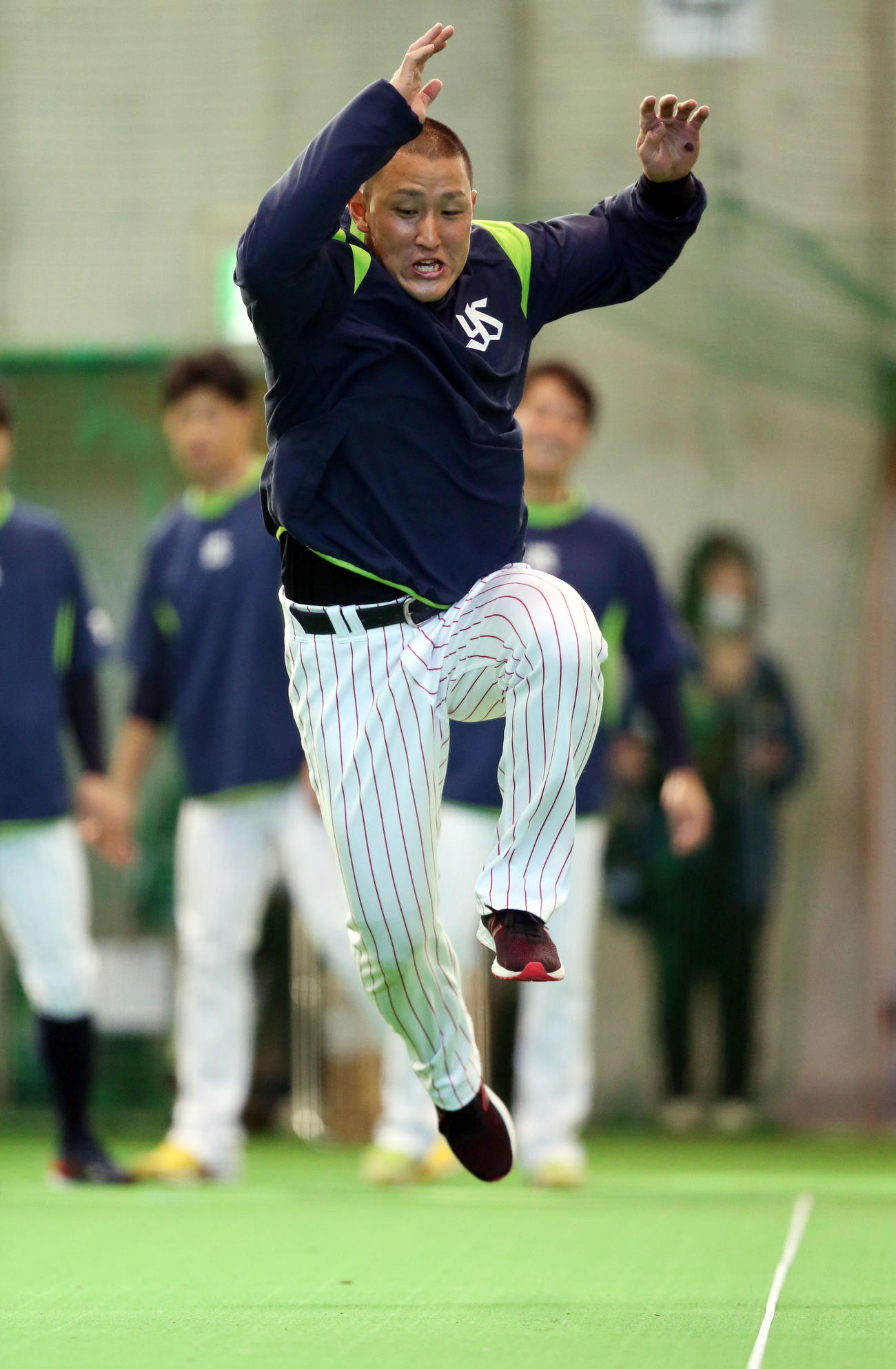 三段跳びで勢いよくジャンプする中山（撮影・狩俣裕三）