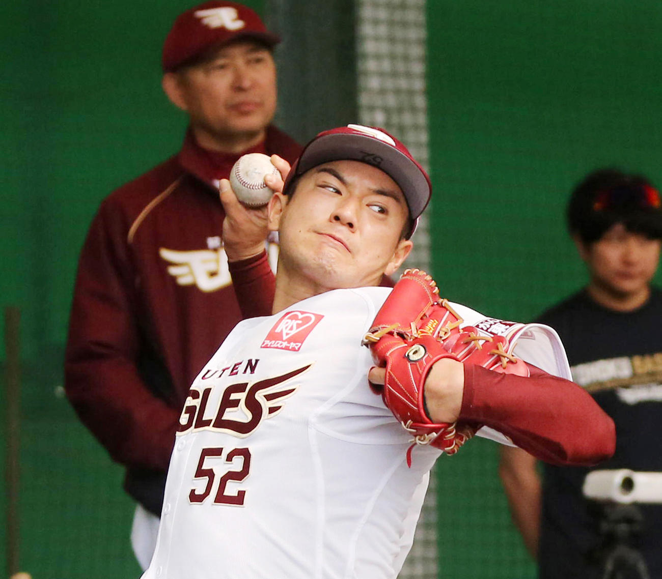 ブルペンで投球する楽天津留崎（撮影・野上伸悟）
