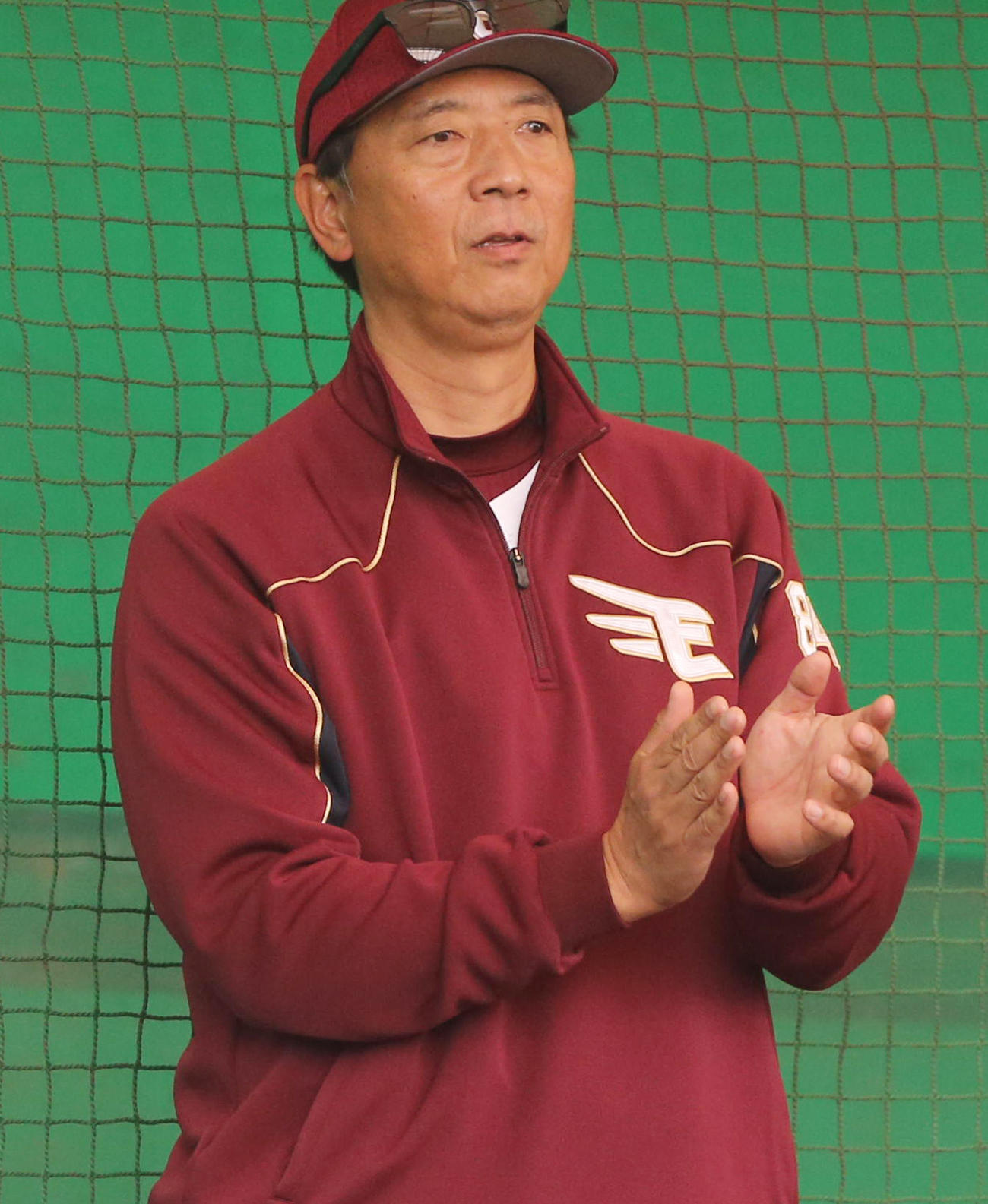 津留崎が投球を終えると拍手する楽天伊藤投手チーフコーチ