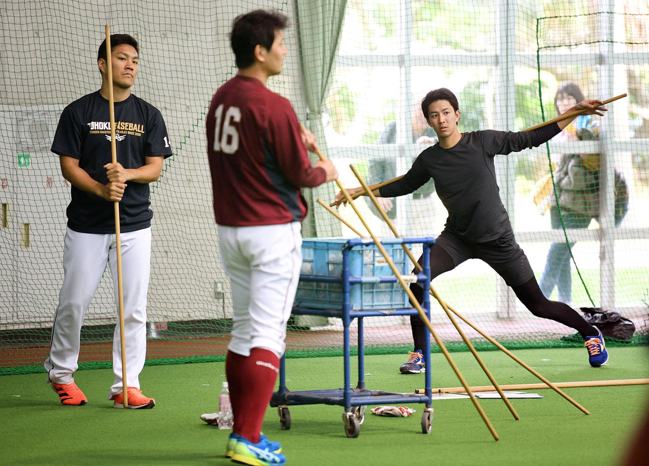 室内練習場でトレーニングする楽天岸（右）。左は則本昂。中央は涌井（撮影・滝沢徹郎）