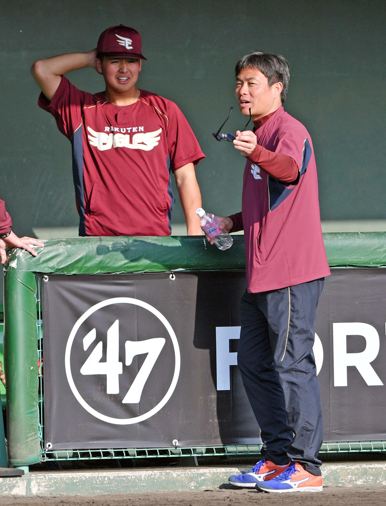 楽天黒川（左）は愛敬スカウト（右）と談笑する（撮影・滝沢徹郎）