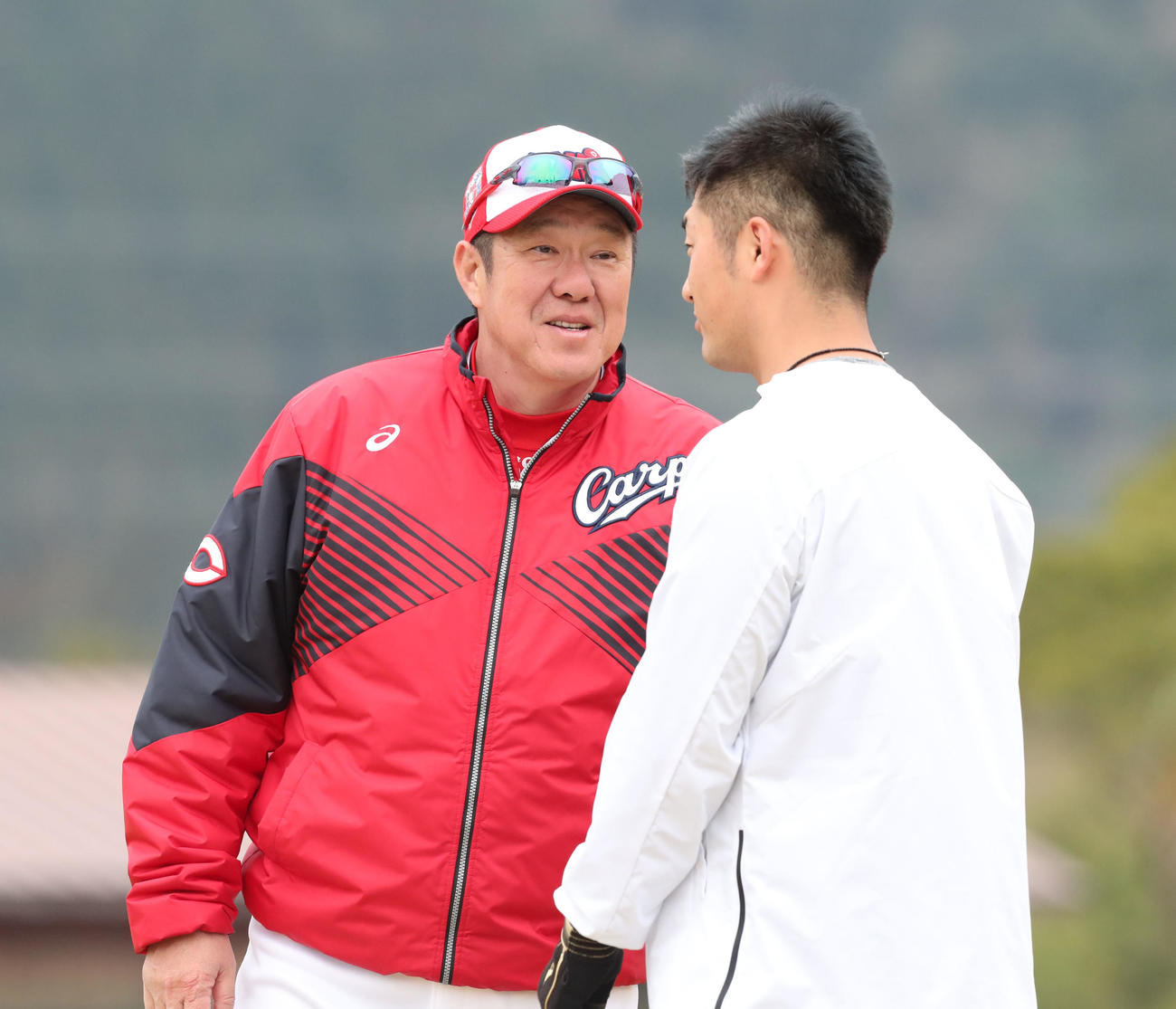岡田と話をする佐々岡監督（撮影・梅根麻紀）