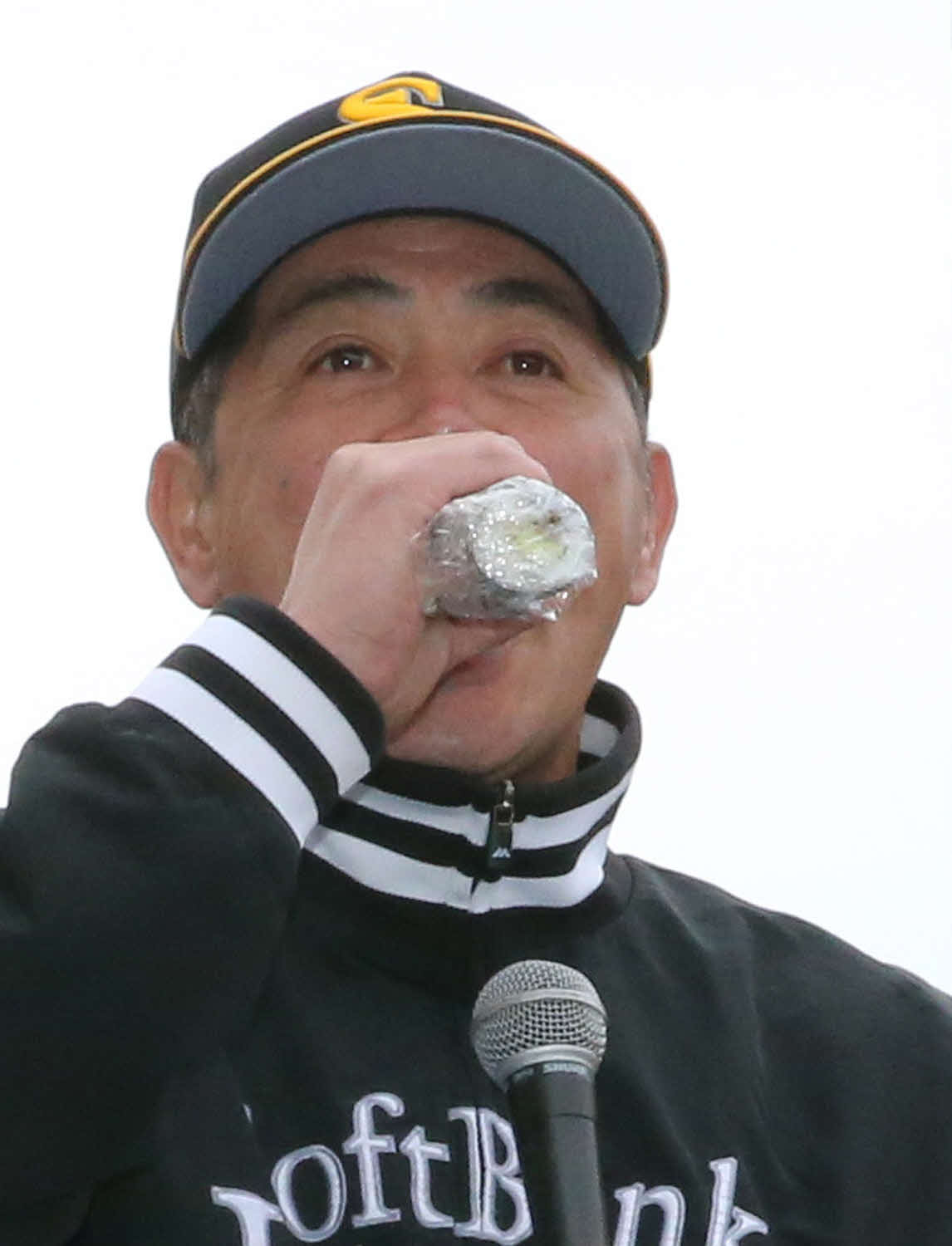 イベント会場で恵方巻きを食べるソフトバンク工藤監督（撮影・菊川光一）