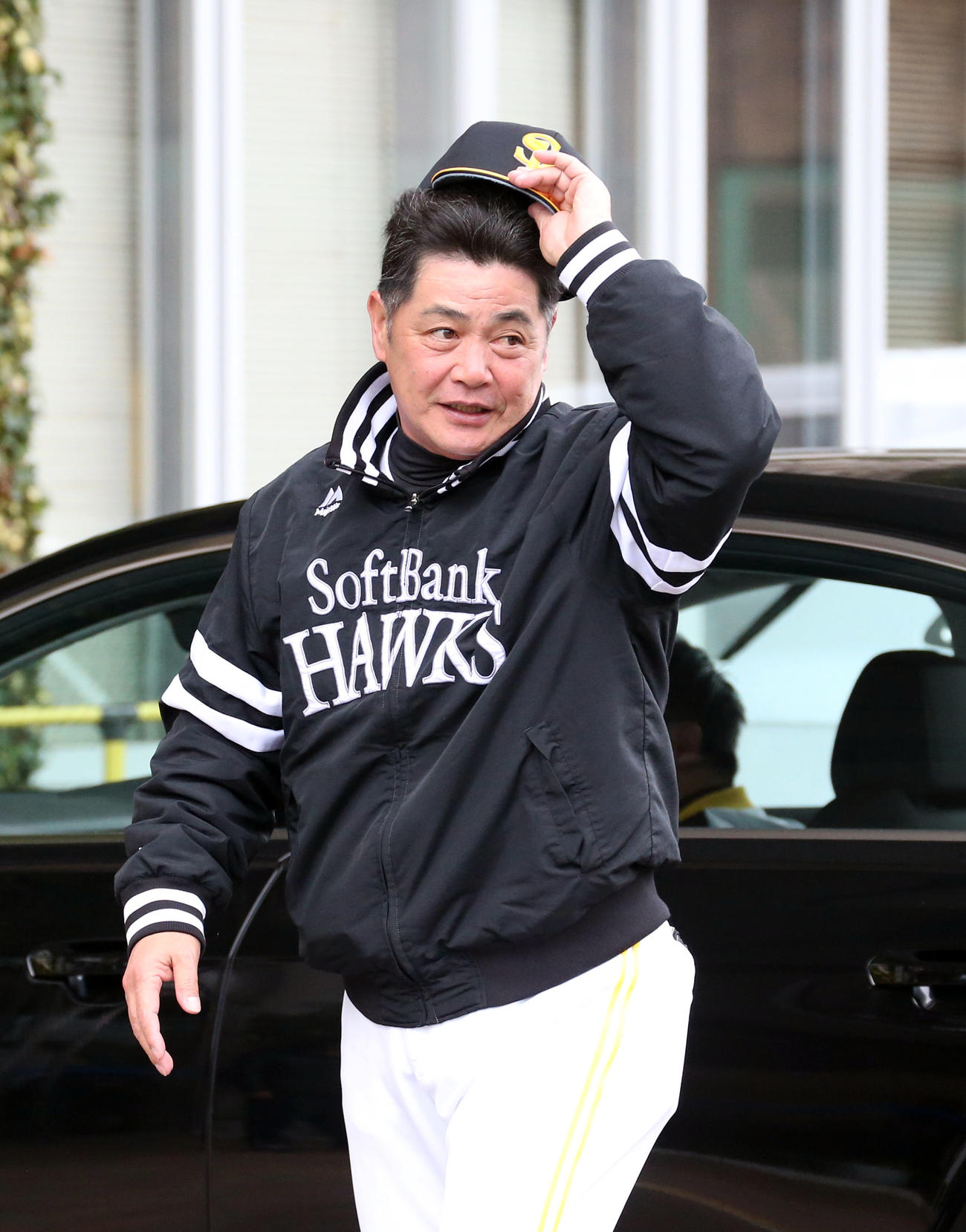 球場入りする工藤監督（撮影・栗木一考）