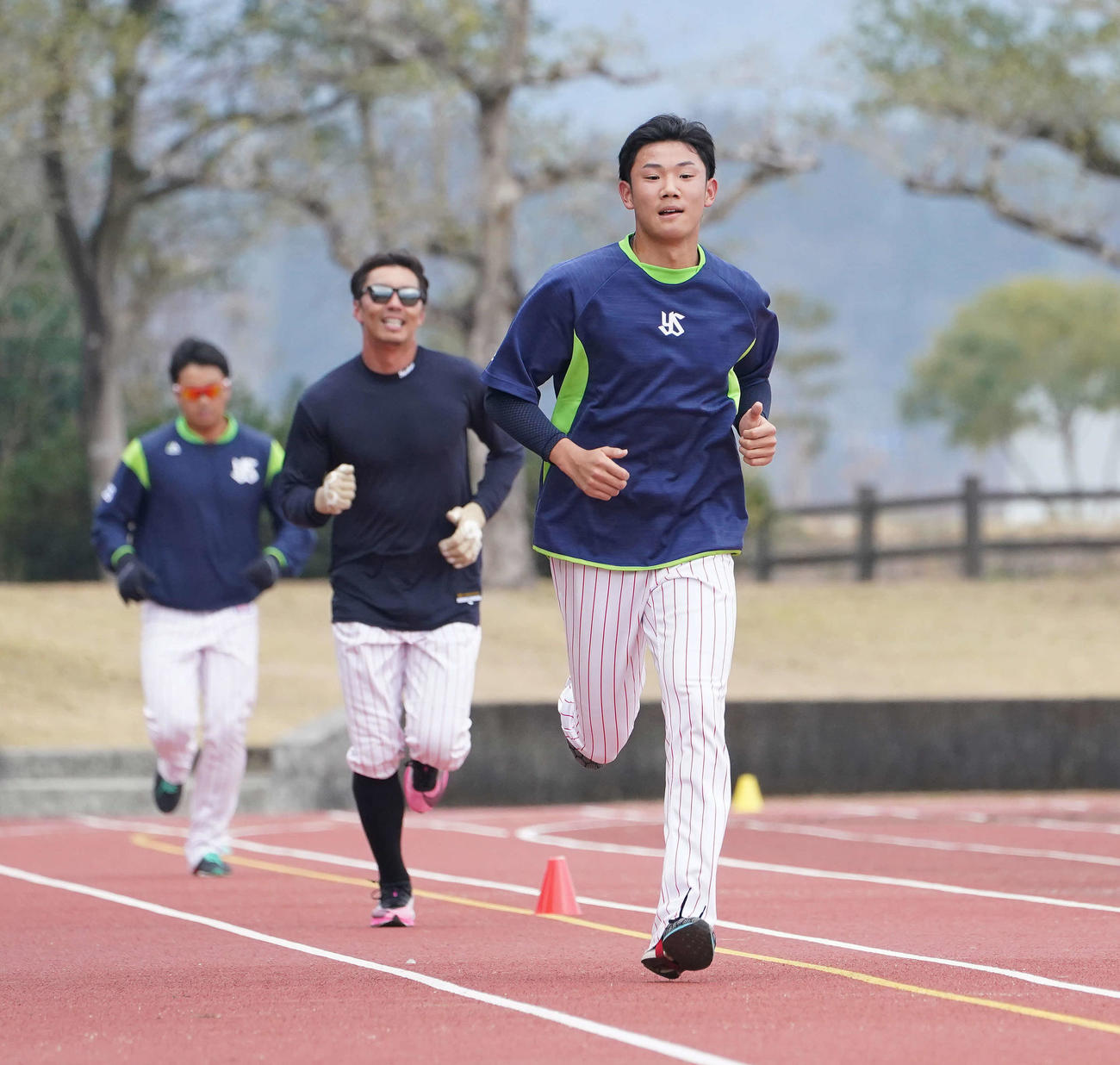 12分間走で、ナイキの厚底シューズを履いた上田（左から2人目）に1周以上差をつけ首位を独走するヤクルト奥川（撮影・鈴木みどり）
