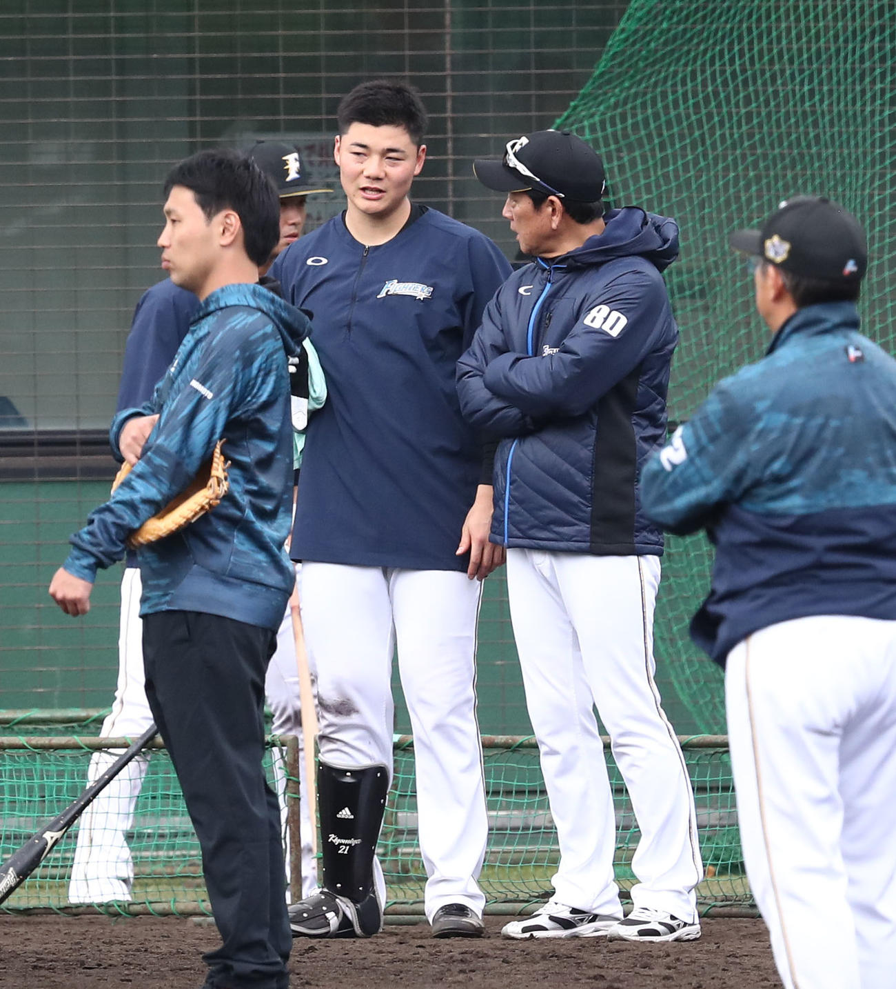 フリー打撃後、清宮と話す栗山監督（撮影・黒川智章）