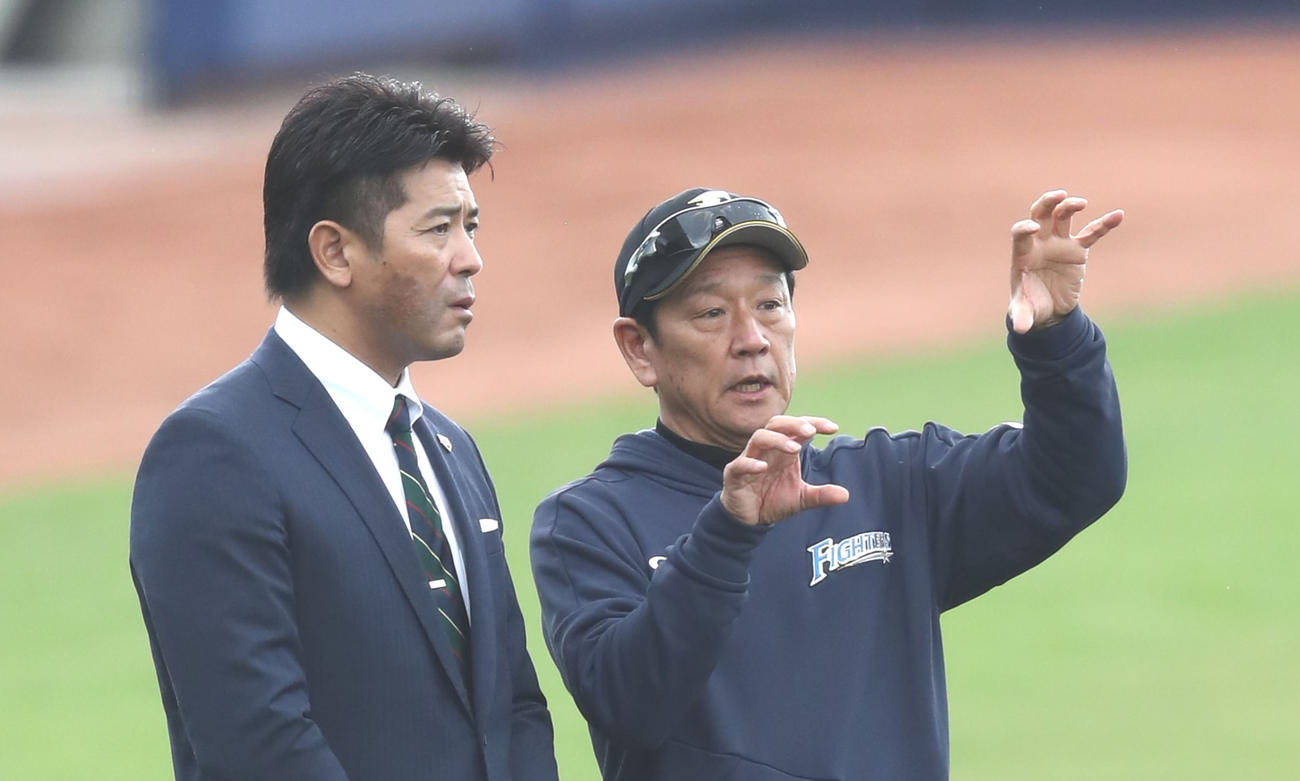 日本ハムのキャンプ地を訪れ栗山監督（右）と話す日本代表稲葉監督（撮影・黒川智章）