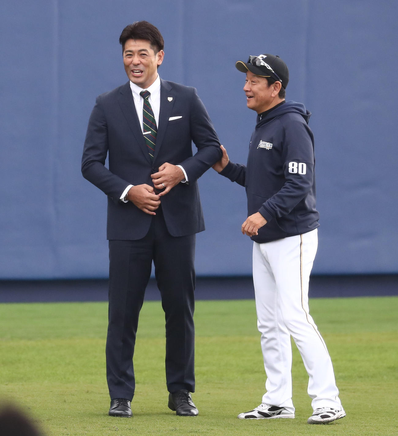 日本ハムのキャンプ地を訪れ栗山監督（右）と話す日本代表稲葉監督（撮影・黒川智章）