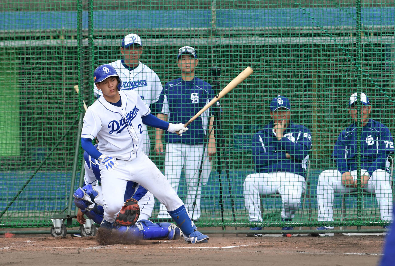 シート打撃の3打席目に左二塁打を放つ中日石川昂。後方右から仁村2軍監督、与田監督（撮影・森本幸一）