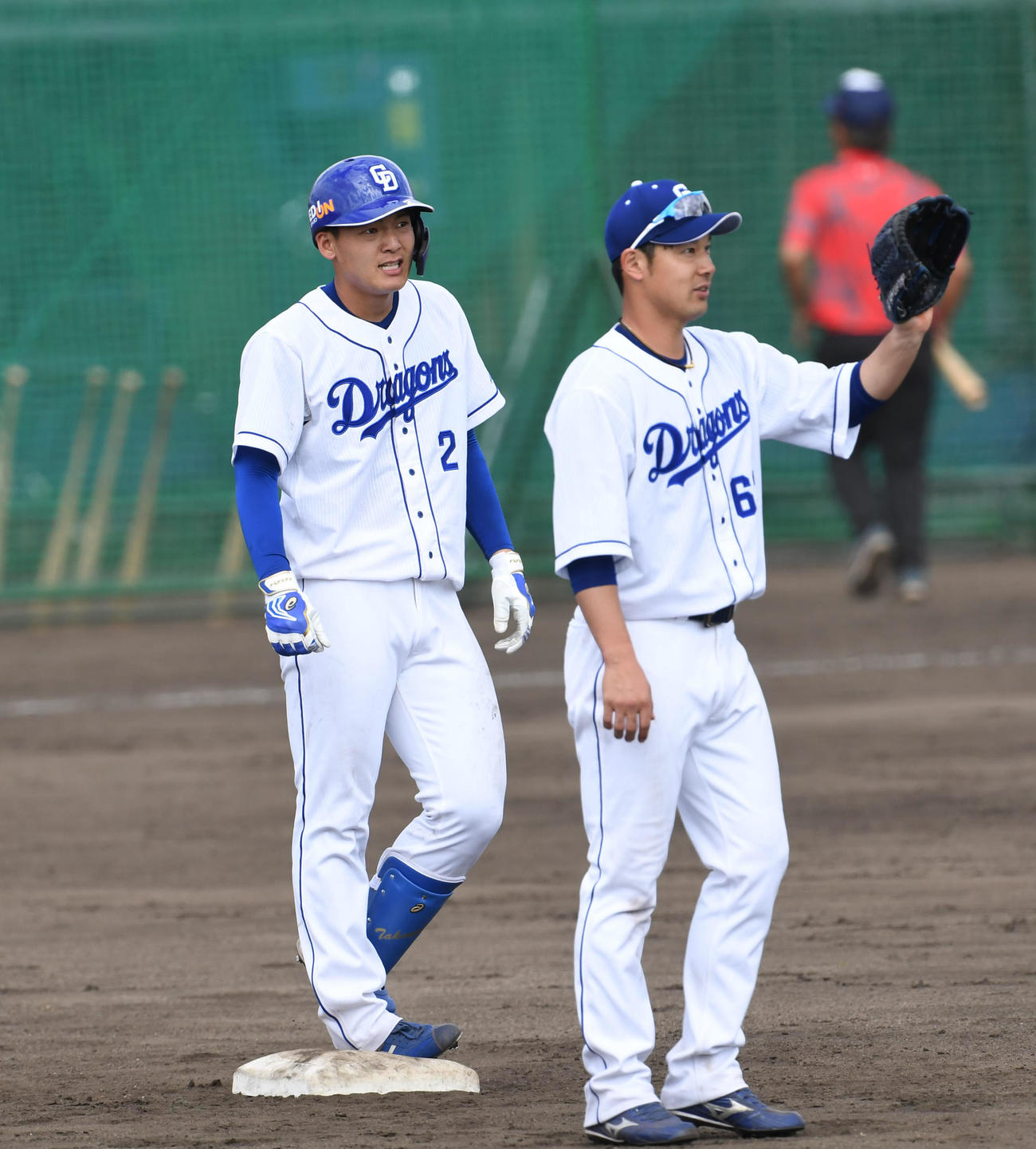 シート打撃の3打席目、左二塁打を放ち塁上で安堵の表情を見せる石川昂（撮影・森本幸一）