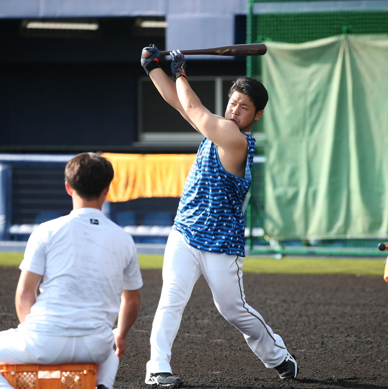 タンクトップ姿でロングティーする日本ハム近藤（撮影・黒川智章）
