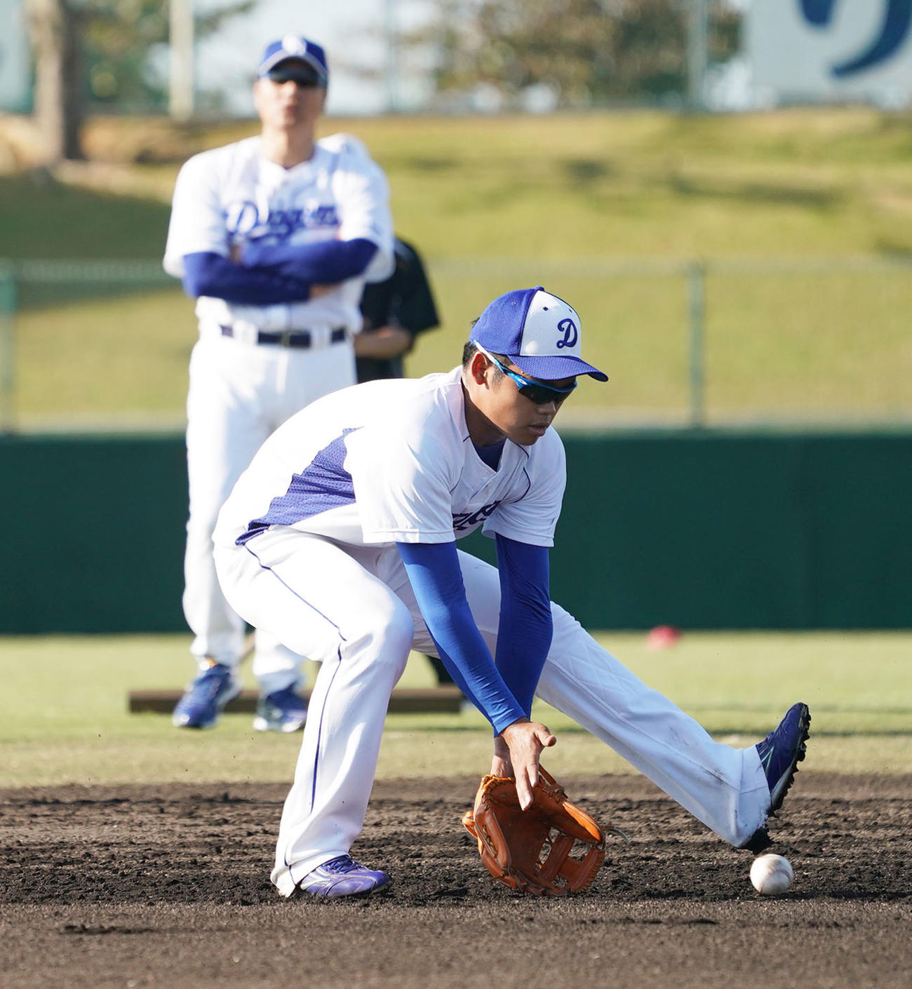 早出特守を受ける根尾、後方は与田監督（撮影・森本幸一）