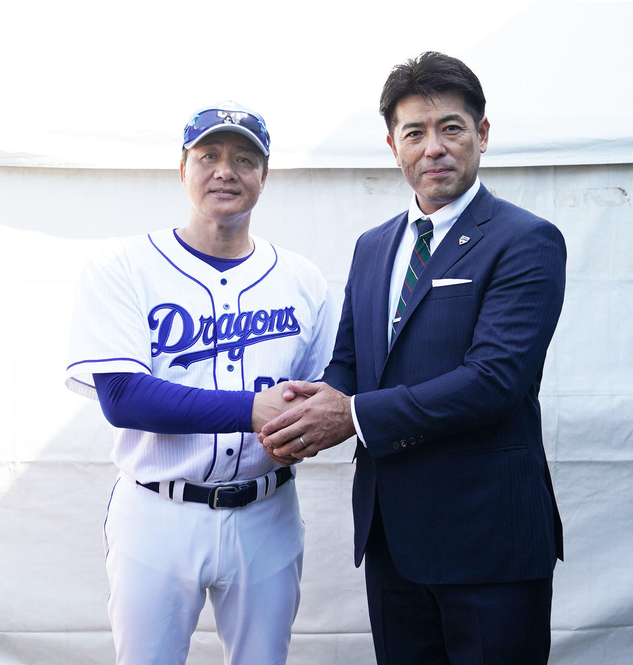 握手を交わす与田監督と侍ジャパン稲葉監督（撮影・森本幸一）