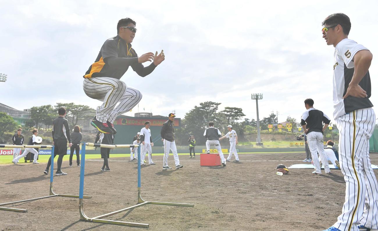 8種目トレーニングで汗を流す大山悠輔らナイン。右は近本光司、中央は矢野燿大監督（撮影・上田博志）