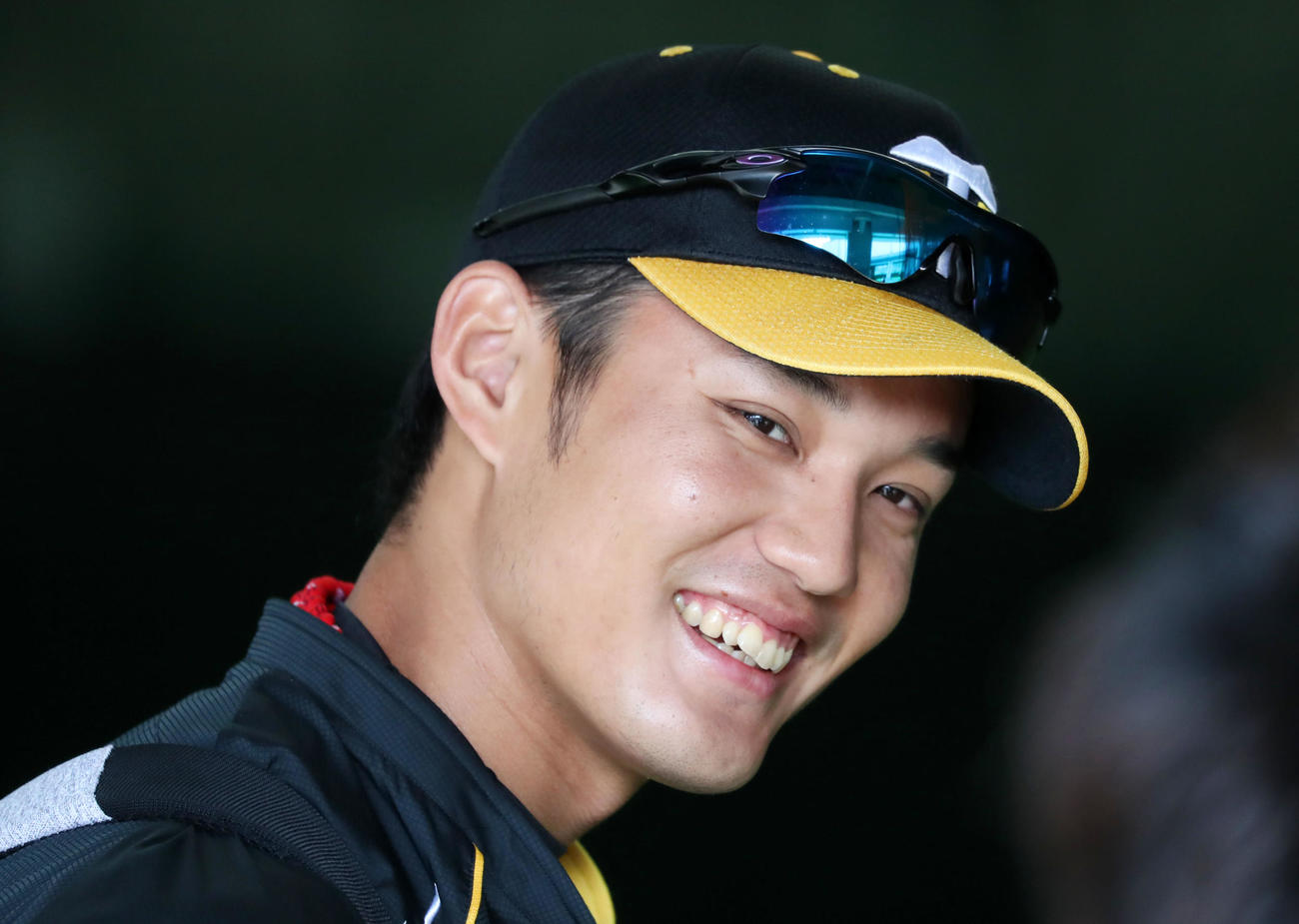 関係者と話し笑顔を見せる藤浪（撮影・加藤哉）