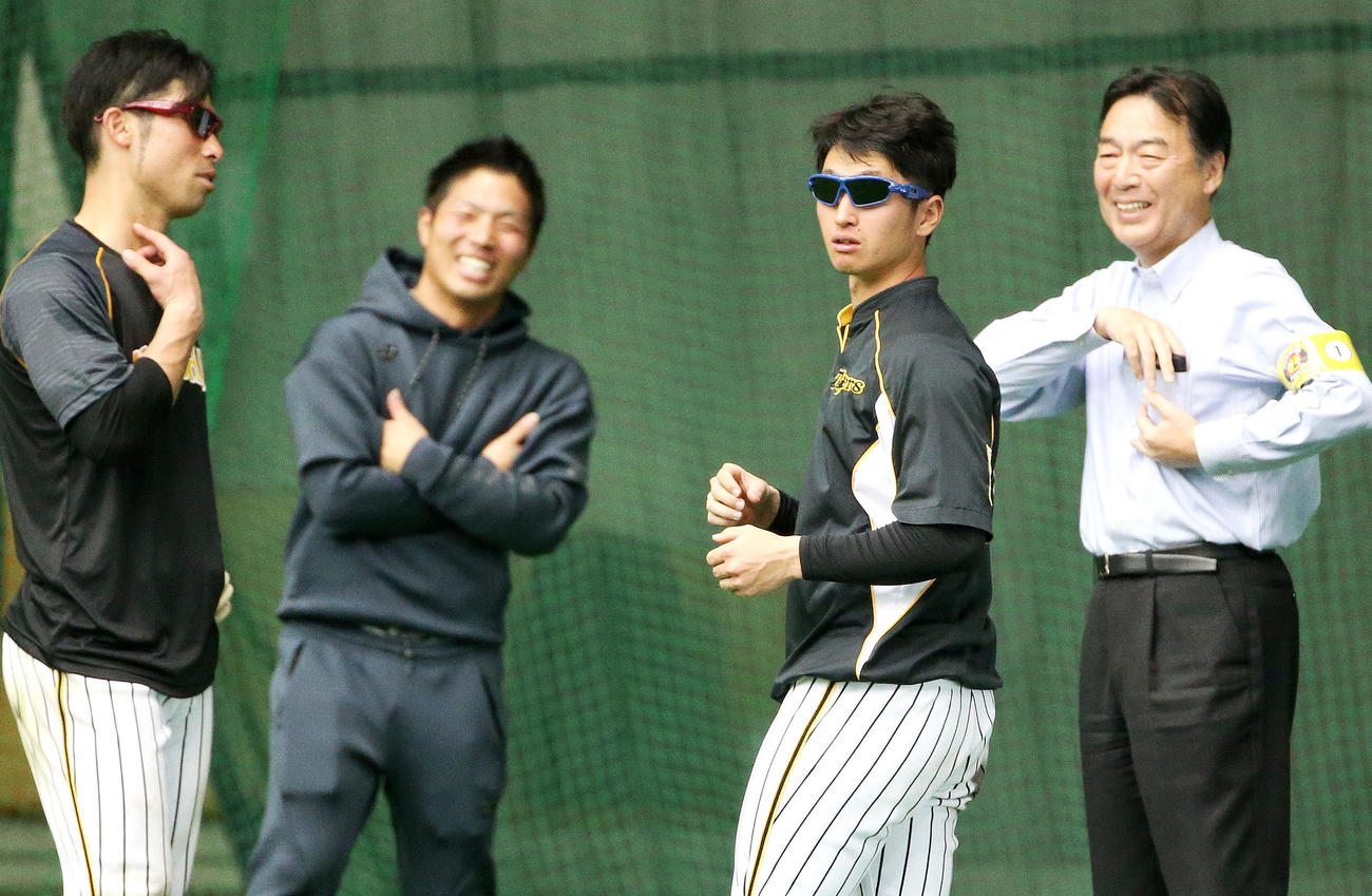 サングラスを試す近本（手前右）と江越（撮影・上山淳一）