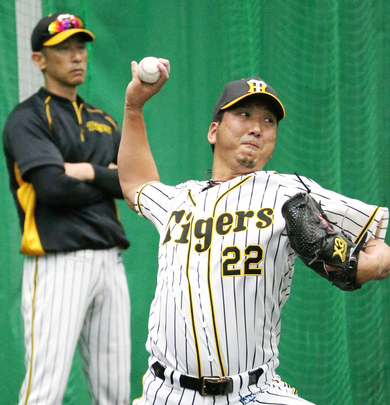 ブルペンで投げ込む阪神藤川。左は矢野監督（撮影・上山淳一）