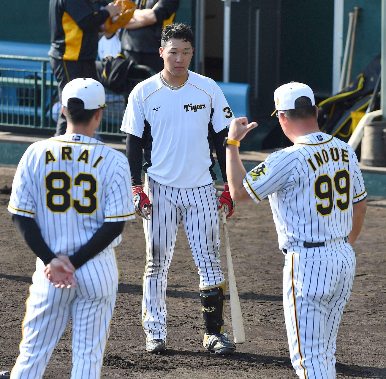 井上打撃コーチ（右）新井コーチの指導を受ける大山（撮影・上田博志）