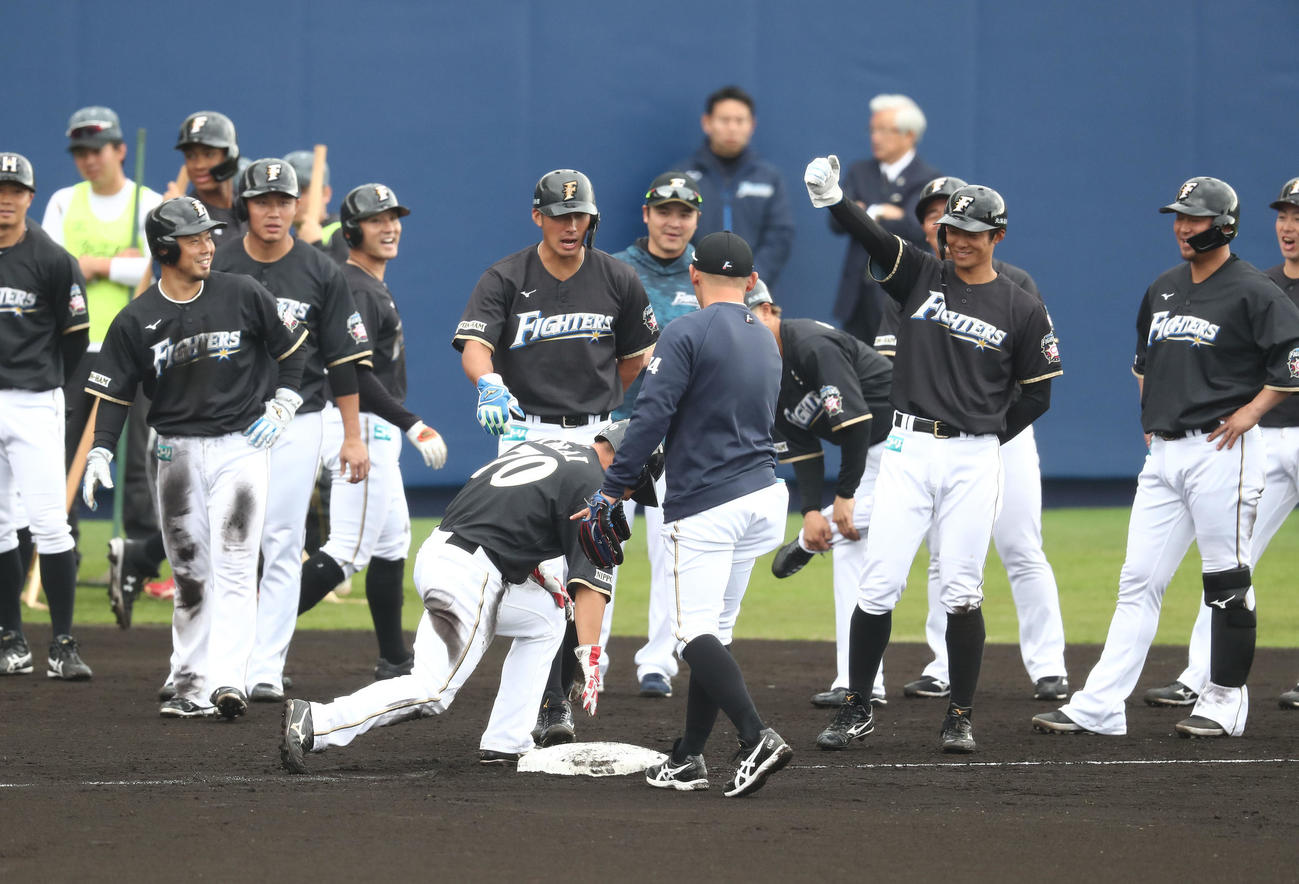 走塁練習で笑顔を見せる日本ハムナイン（撮影・黒川智章）
