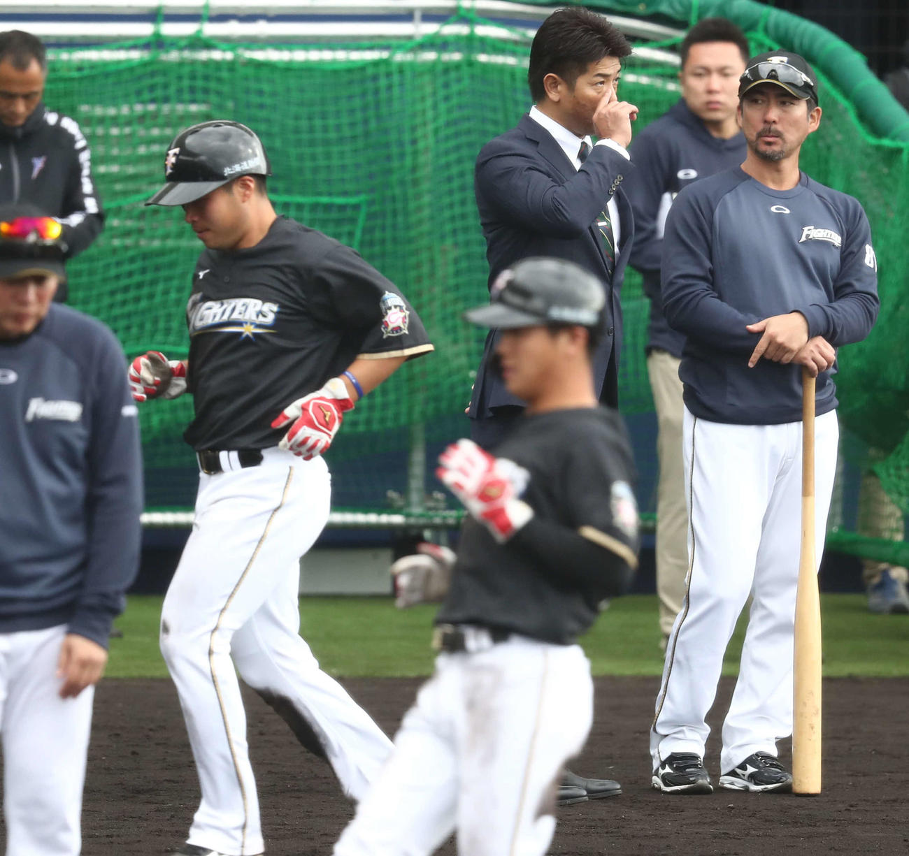 走塁練習を見守る日本ハム小笠原ヘッドコーチ（右端）。右から2人目は日本代表稲葉監督（撮影・黒川智章）