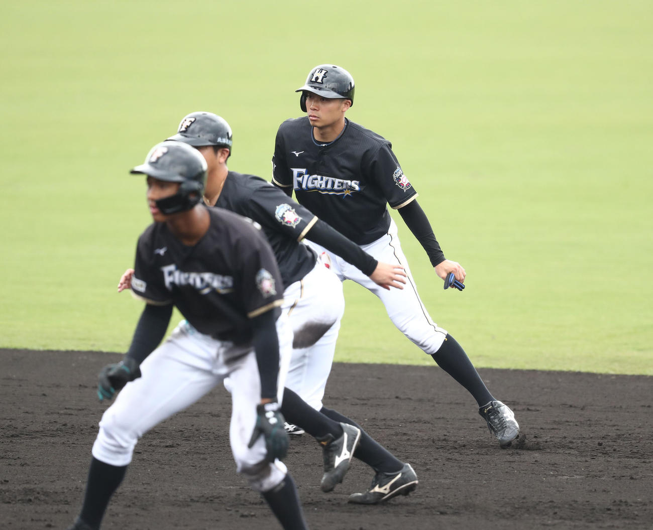 数人のグループで走塁練習する日本ハムの選手たち。右端は中島（撮影・黒川智章）