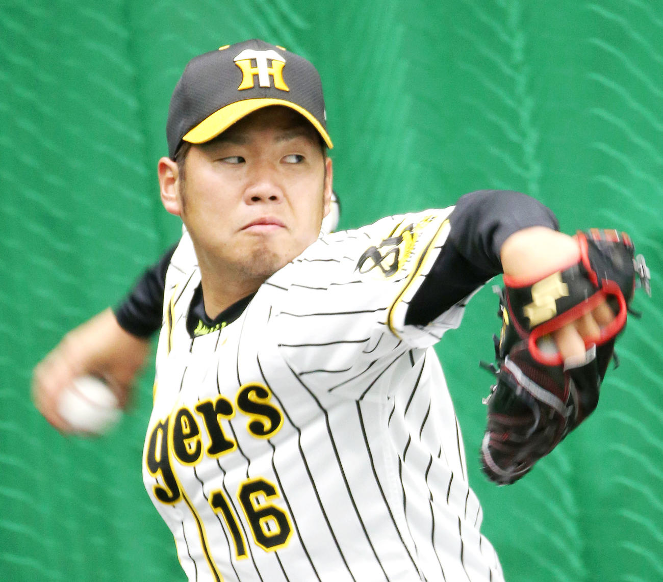 ブルペンで鋭い視線で投げ込む西勇（撮影・上山淳一）