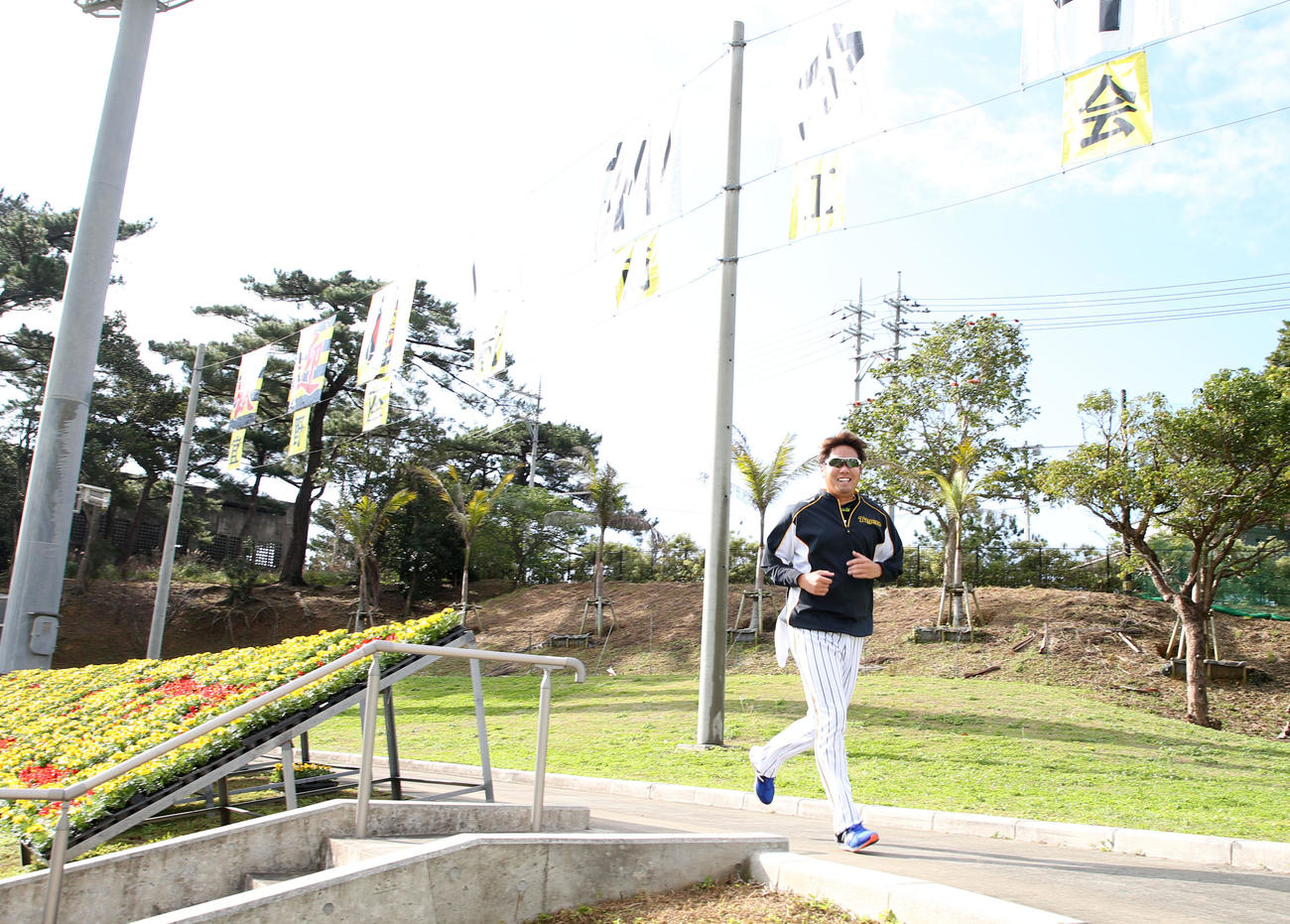 外野スタンドをランニングする西勇（撮影・加藤哉）